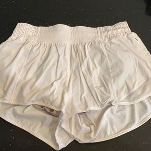 Lululemon hotty hot shorts 2.5 inch size 6